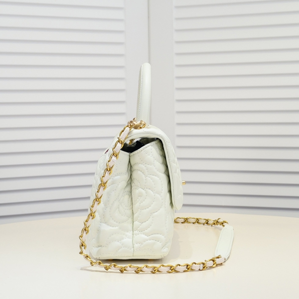 シャネルバッグ背面デザイン